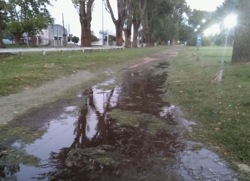 Rompen una cañería de agua.